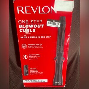 Revlon One-Step Blowout Curls Styler